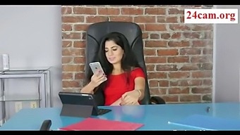 מפגש חושני בין נדיה עלי וג'נטלמן מבוגר