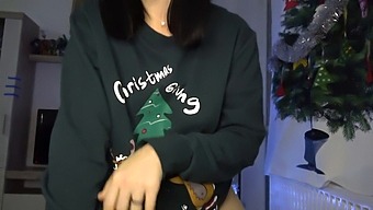 Božično Presenečenje Polsestre Anne: Vroč Oralni Creampie