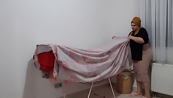 Είμαι Ερωτευμένος Με Την Πληθωρική Ντεριέ Της Θετής Μητέρας Μου.