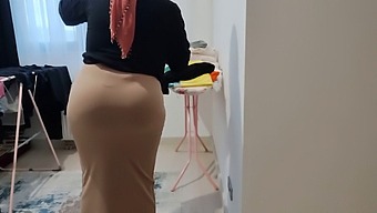Jeg Er Dybt Tiltrukket Af Min Stedmors Store Balder Og Lyst Til At Engagere Mig I Seksuel Omgang Med Den
