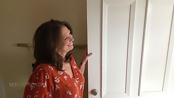 Een Vrouw Van Middelbare Leeftijd Krijgt Een Onverwacht Cadeau Van Haar Huisbaas, Wat Leidt Tot Een Gepassioneerde Ontmoeting Met Haar.